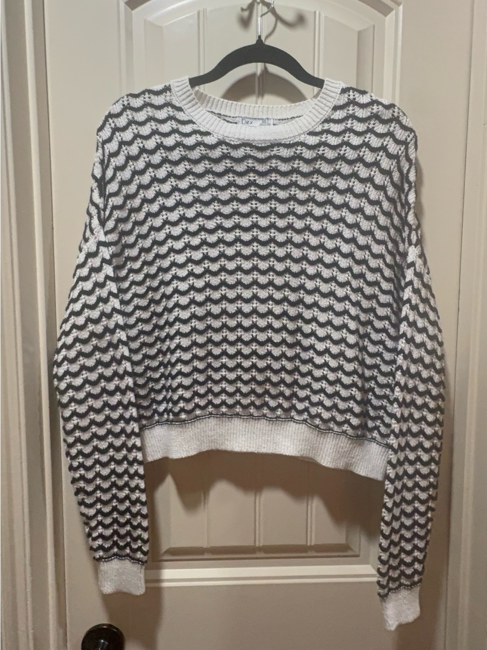 Dex Black & White Wave Pattern Cropped Crewneck Sweater Size Small